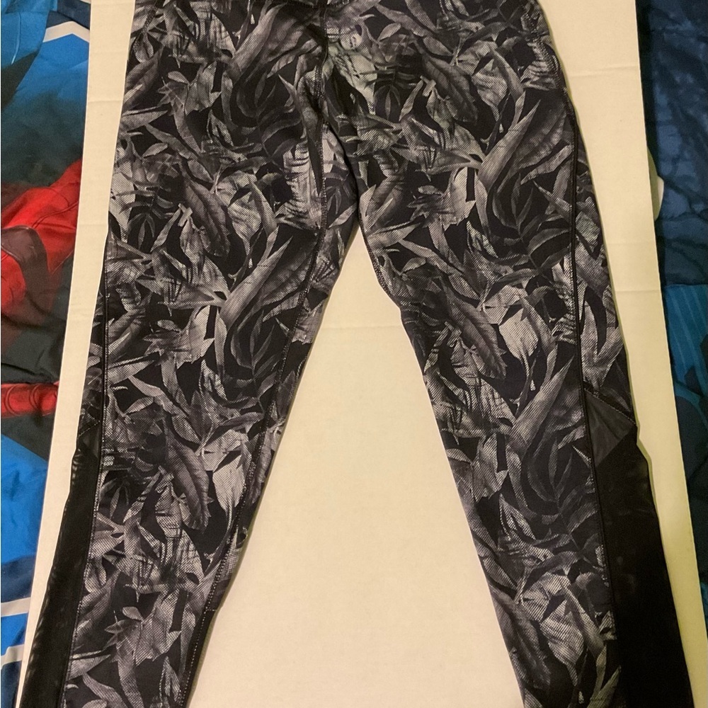 Champion Women’s Leggings Medium Black Gray Leaf Print Activewear Stretch Pants‎